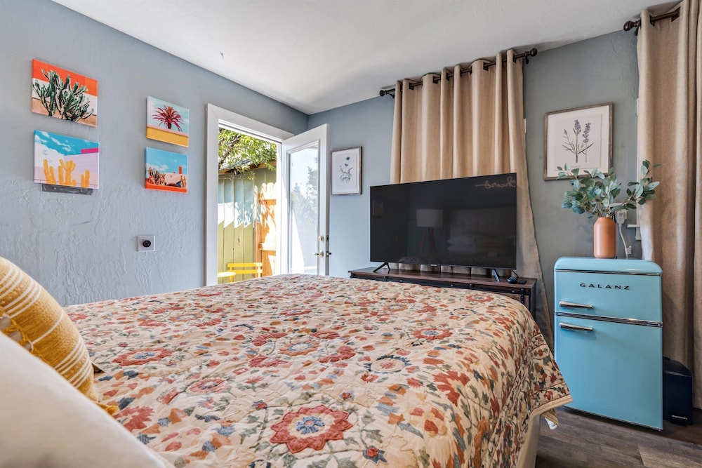 Cinnamon Bear Creekside Inn 24/59