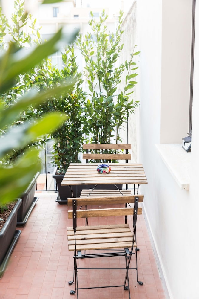 200 Rooms And Terrace 34/54