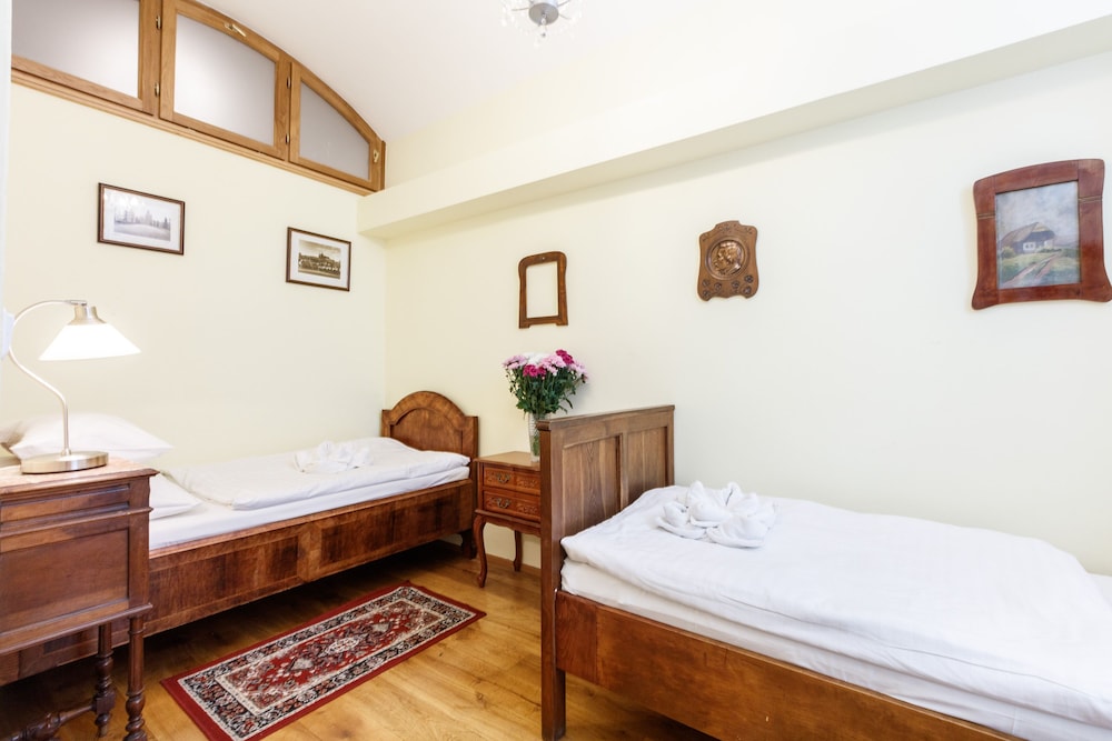 2 BEDROOMS, DELUXE, APARTMENT, GARDEN AREA