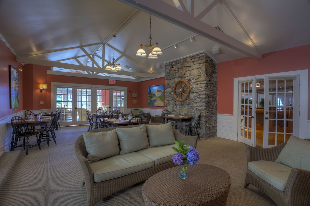 Spruce Point Inn Resort Spa 34/40