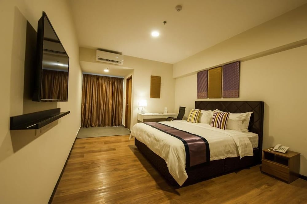 Aman Hills Hotel 8/40