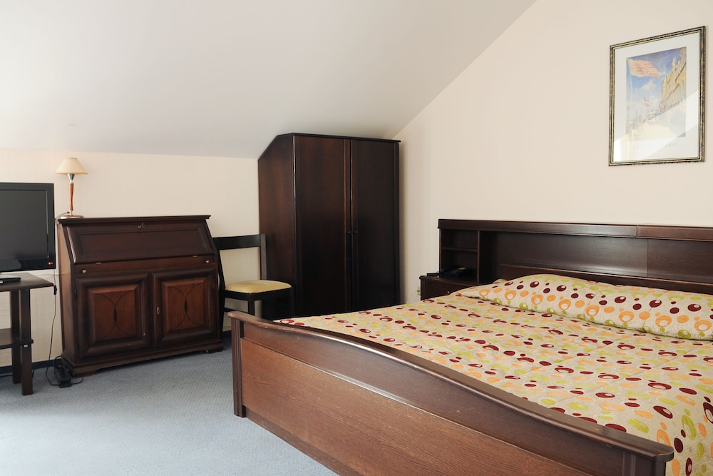 AMICUS HOTEL 11/42