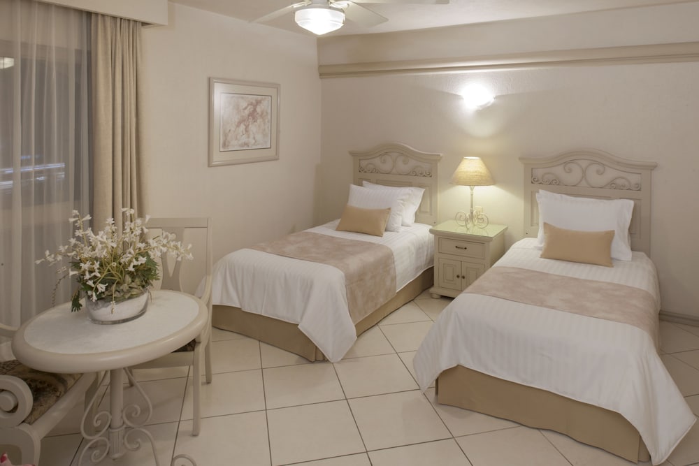 HOTEL AND SUITES QUINTA MAGNA 13/34