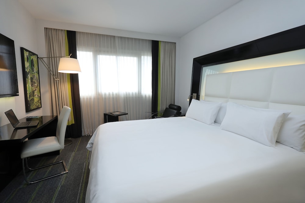 SUPERIOR, QUEEN BED