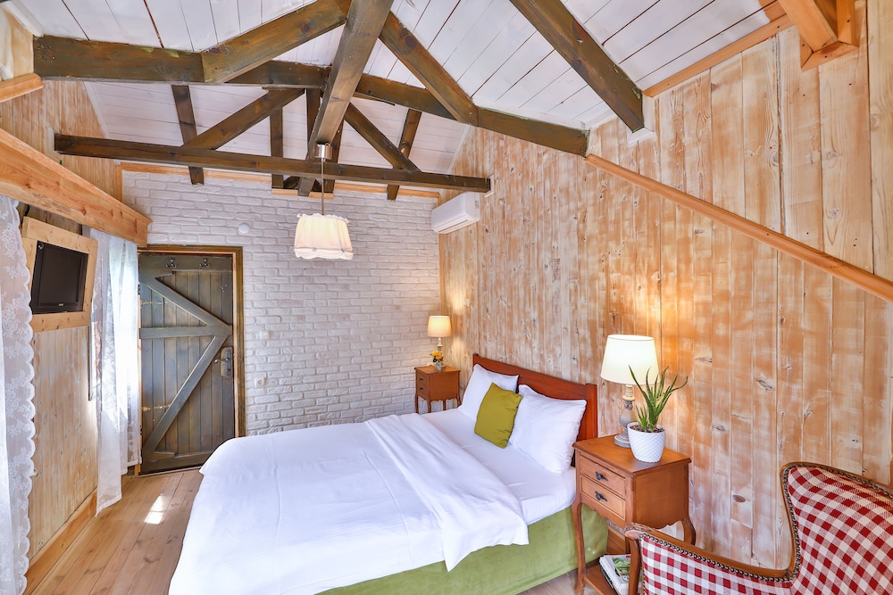 Tranquilla River Lodge - Adults Only 7/50