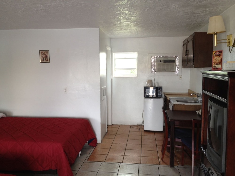 Three Oaks Motel 32/37