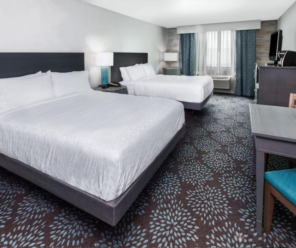 STANDARD, 2 QUEEN BEDS, POOL VIEW