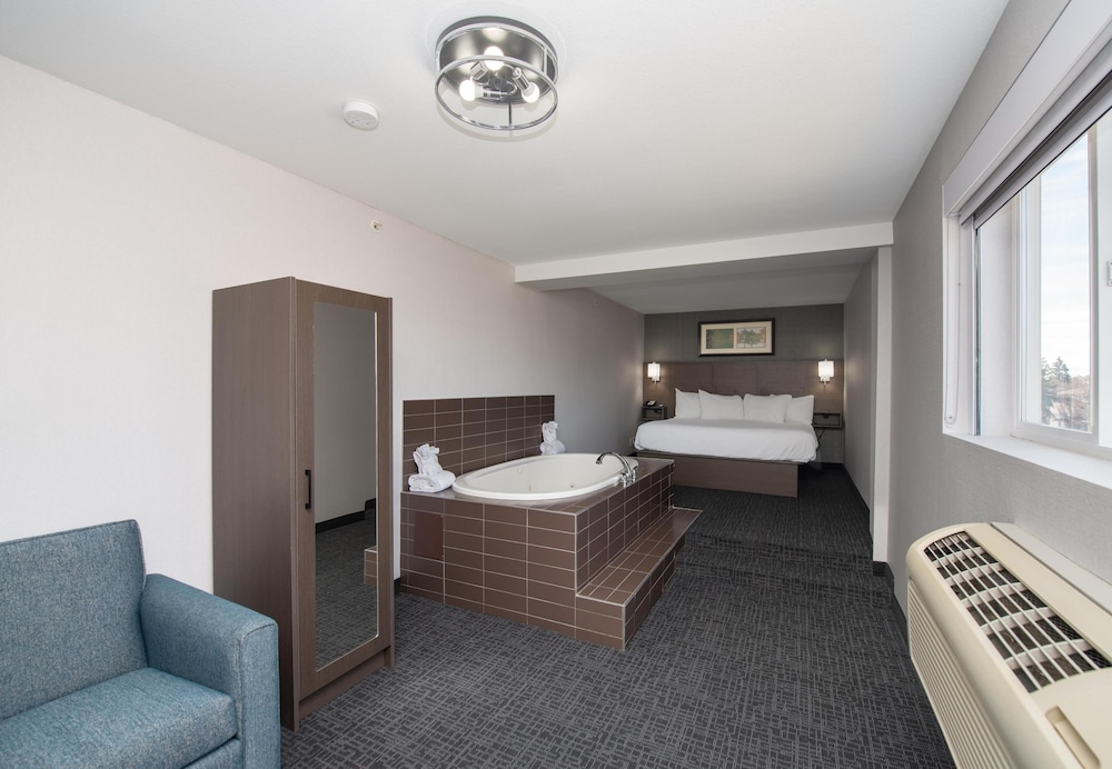 Presidential, Coast, Suite, King Bed, Jetted Tub
