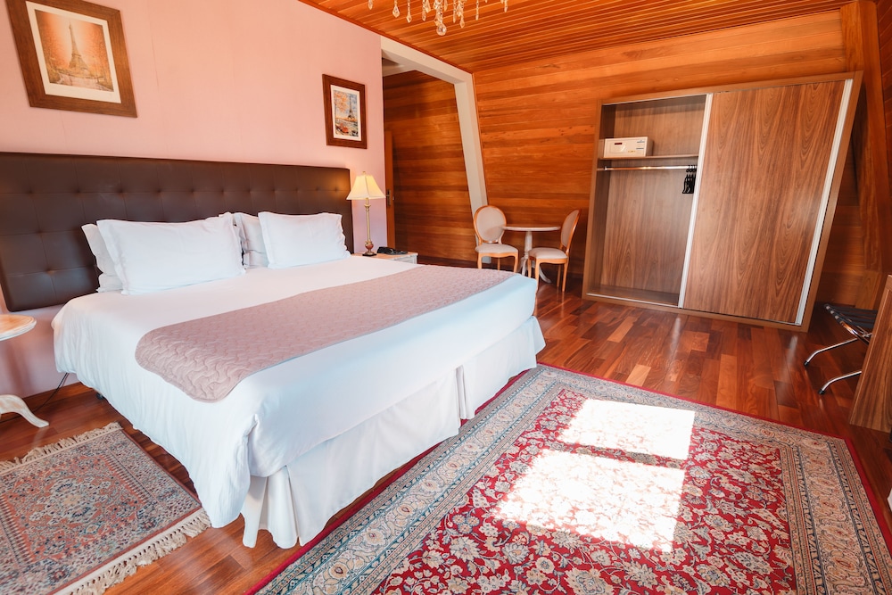 DELUXE, DOUBLE OR TWIN BED