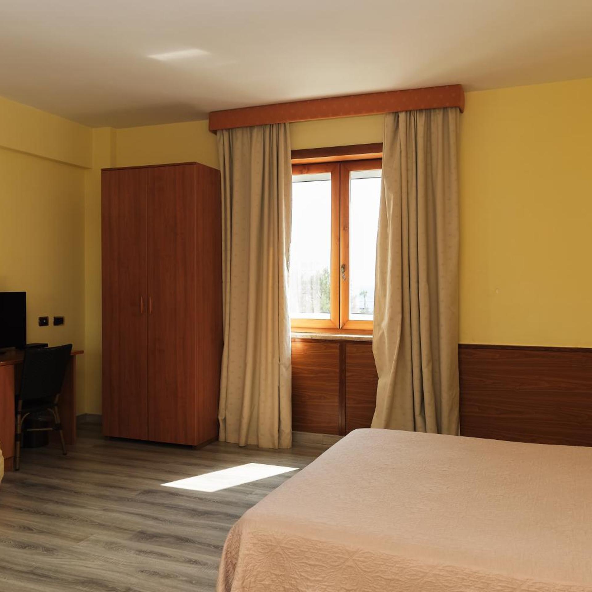 ROOM, DOUBLE BED