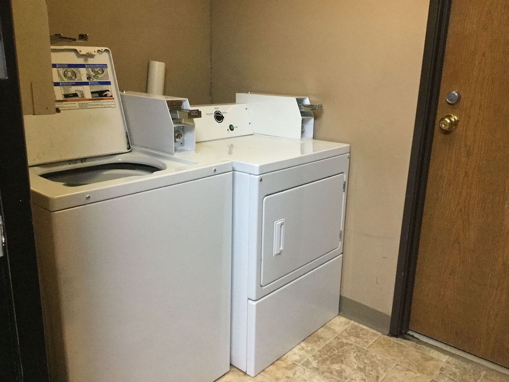 Super 8 by Wyndham Imlay City 18/27