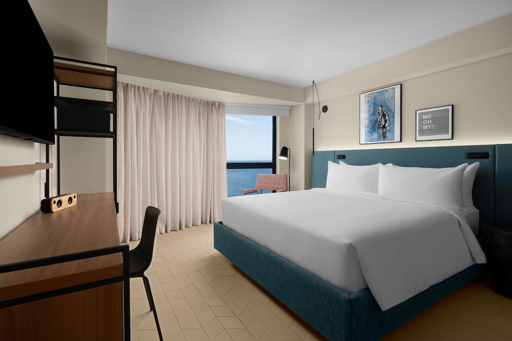 DELUXE, KING BED, ACCESSIBLE