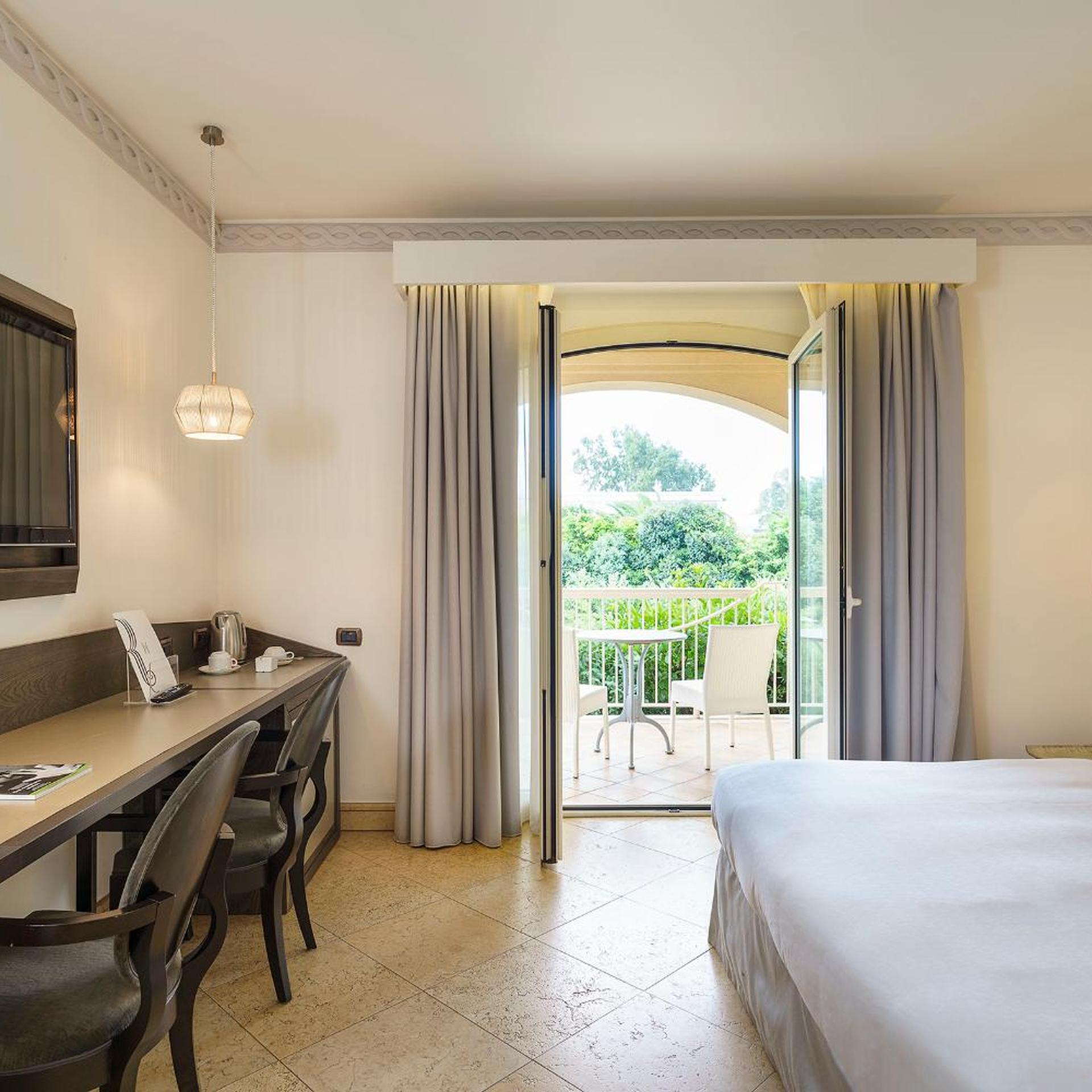 Deluxe, Double or Twin Bed, Terrace 2/8