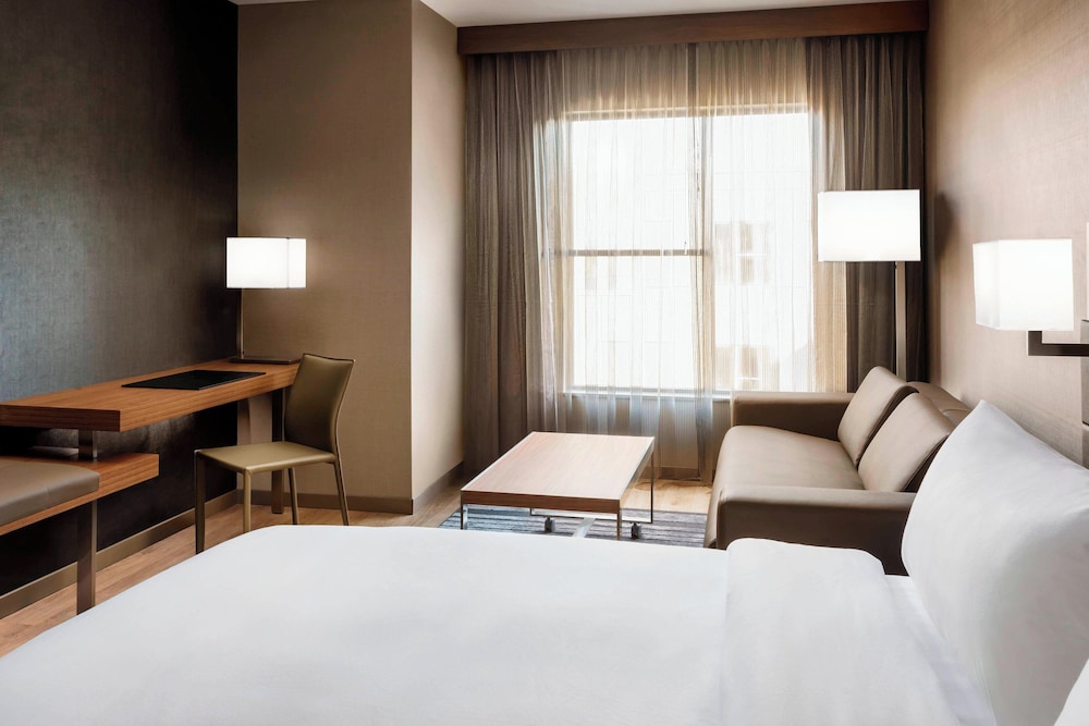غرفة بسرير كينج، AC Hotel by Marriott Chapel Hill Downtown 2/3