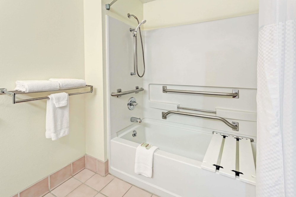 Super 8 by Wyndham Windsor 14/29
