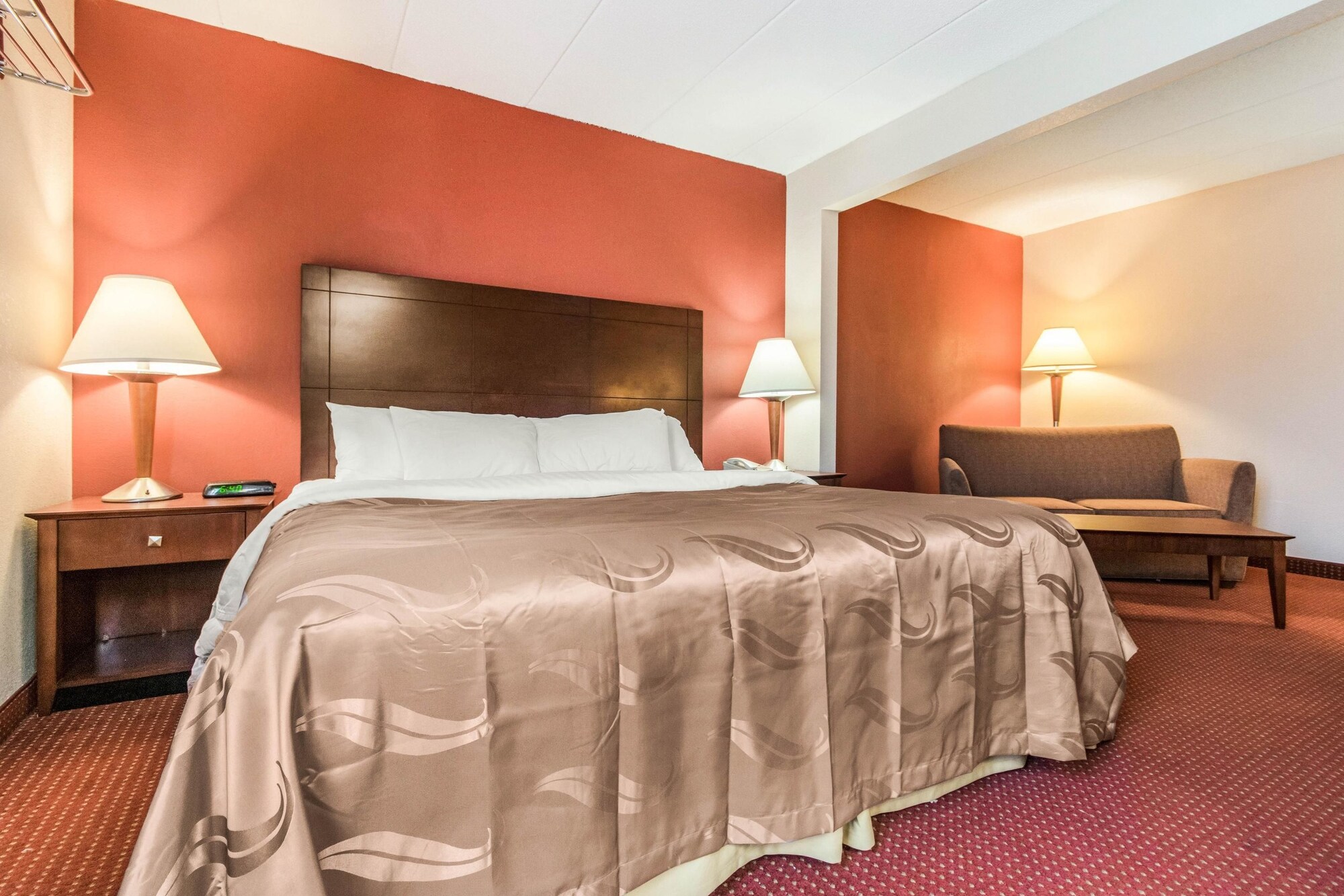 جناح بسرير كينج مع أريكة، Quality Inn & Suites Lawrenceburg 3/3
