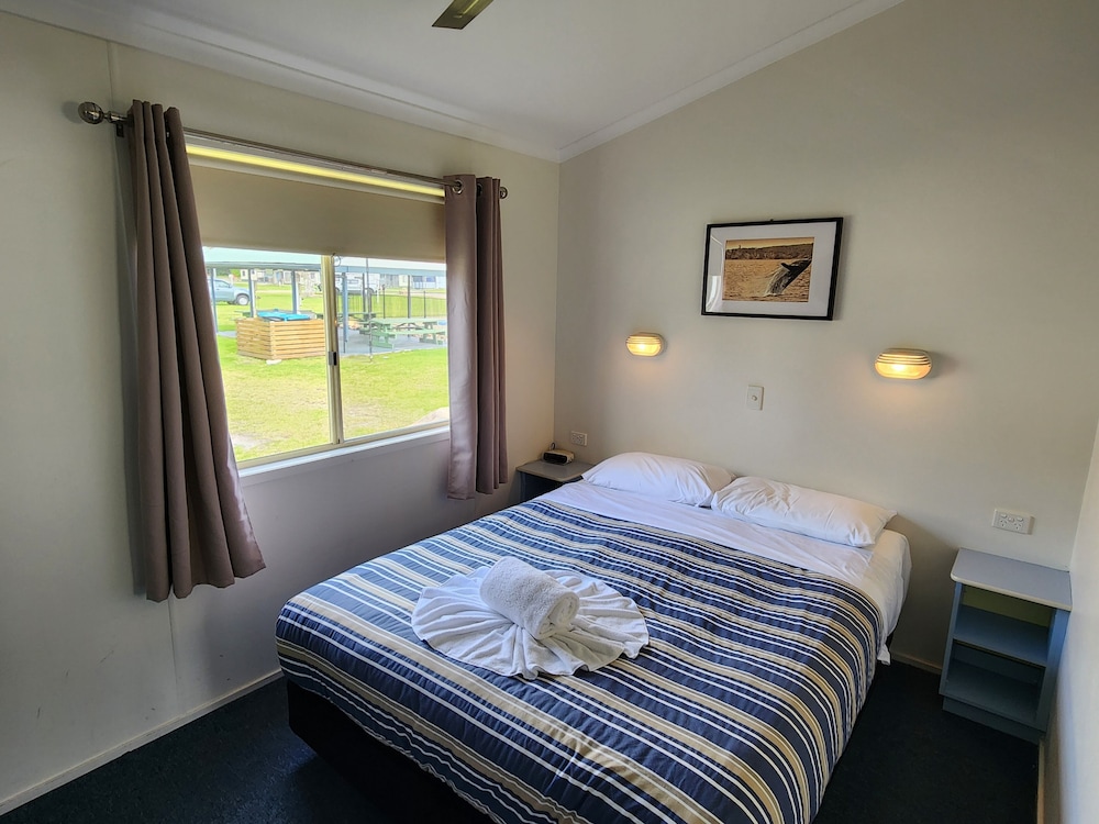 Cove, Snug, 1 Queen and 2 Bunk Beds, 6 Bathrooms