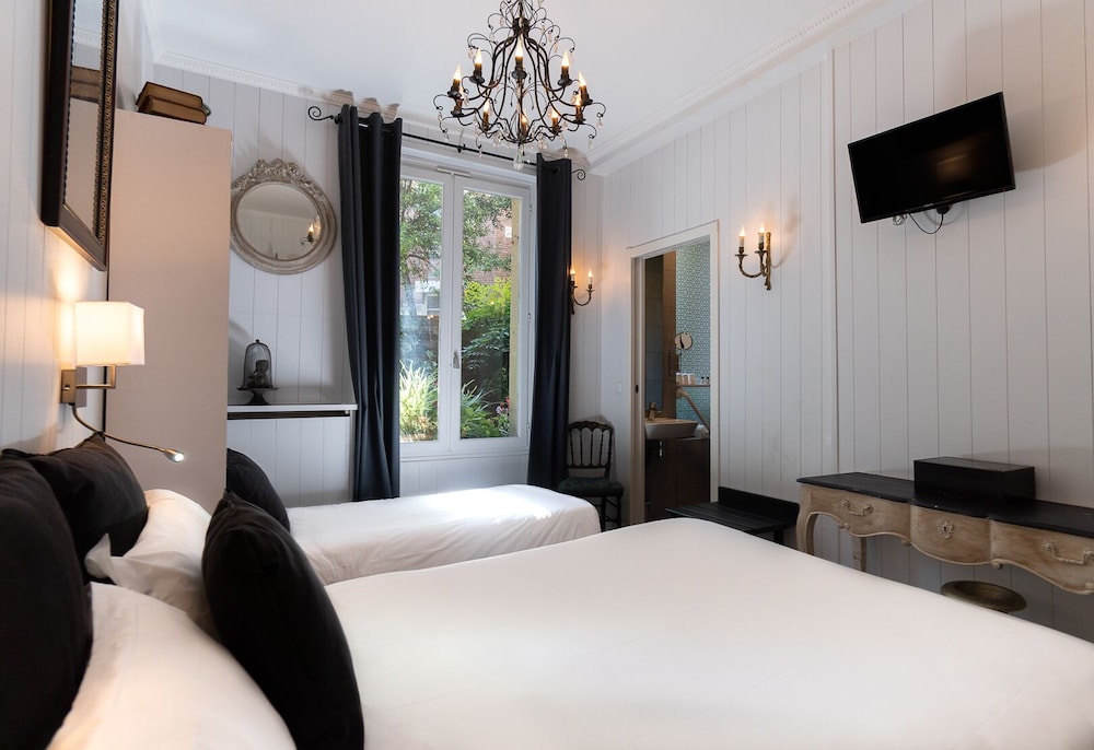 DELUXE, QUEEN BED