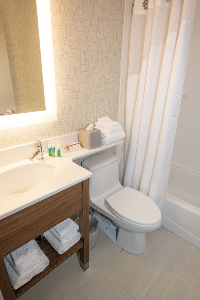 Holiday Inn Express Laguardia Arpt 26/29
