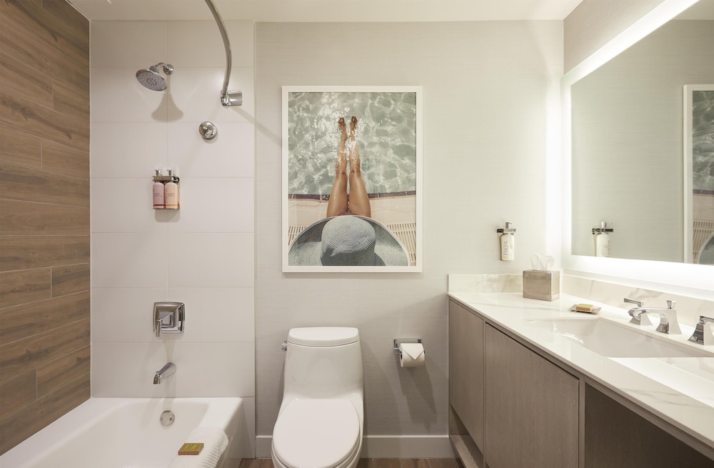 Room, Twin Beds, King Bed, Dolphin Tower, Accessible، The Waterfront Beach Resort, a Hilton Hotel 6/6