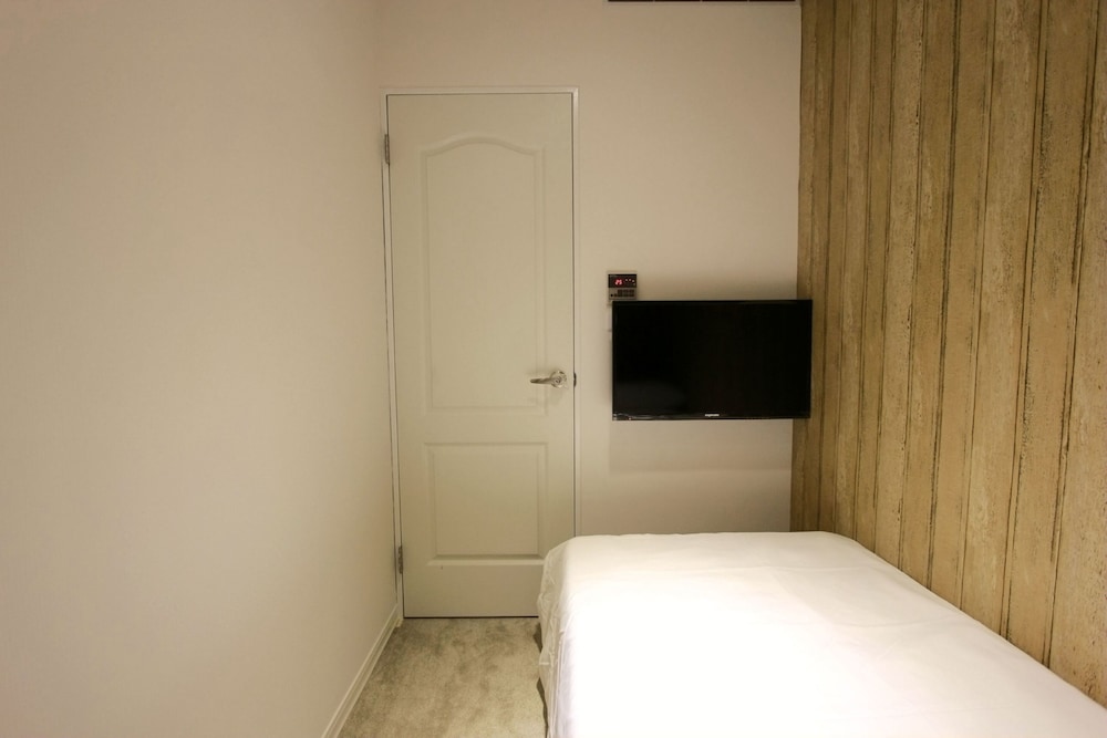 Room, Single, Single Bed, Shared Bathroom, No Window
