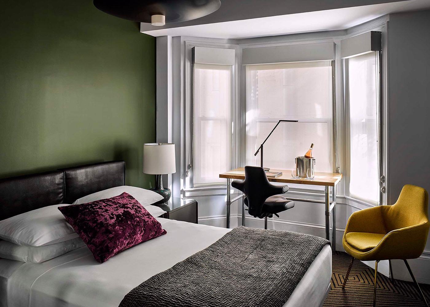 DELUXE, QUEEN BED
