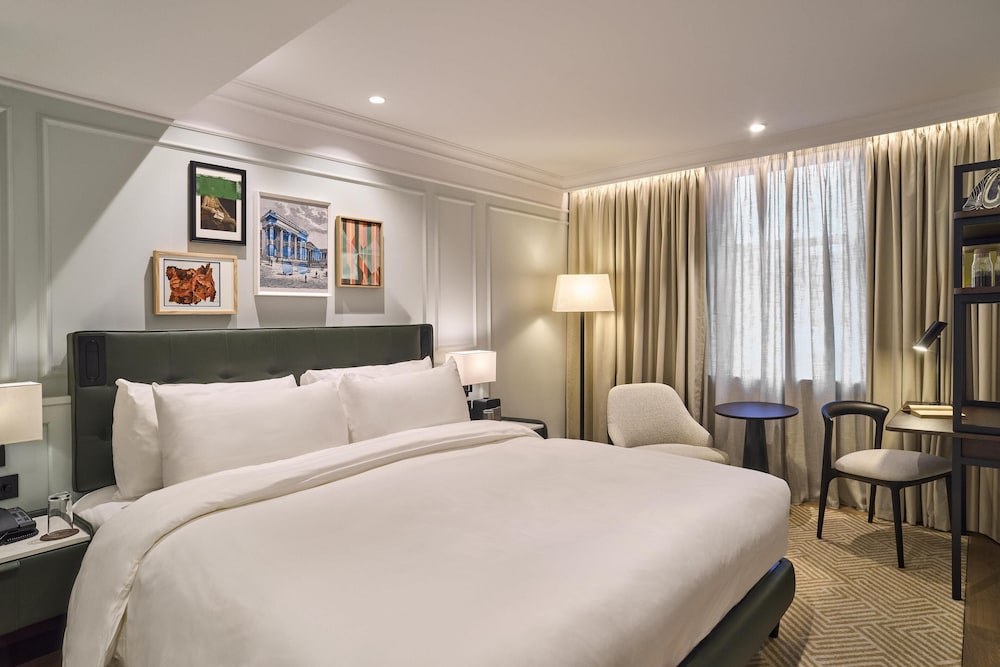 RENOVATED, SUPERIOR, KING BED