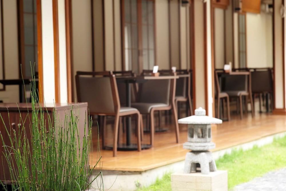 J. Park Hotel 57/62