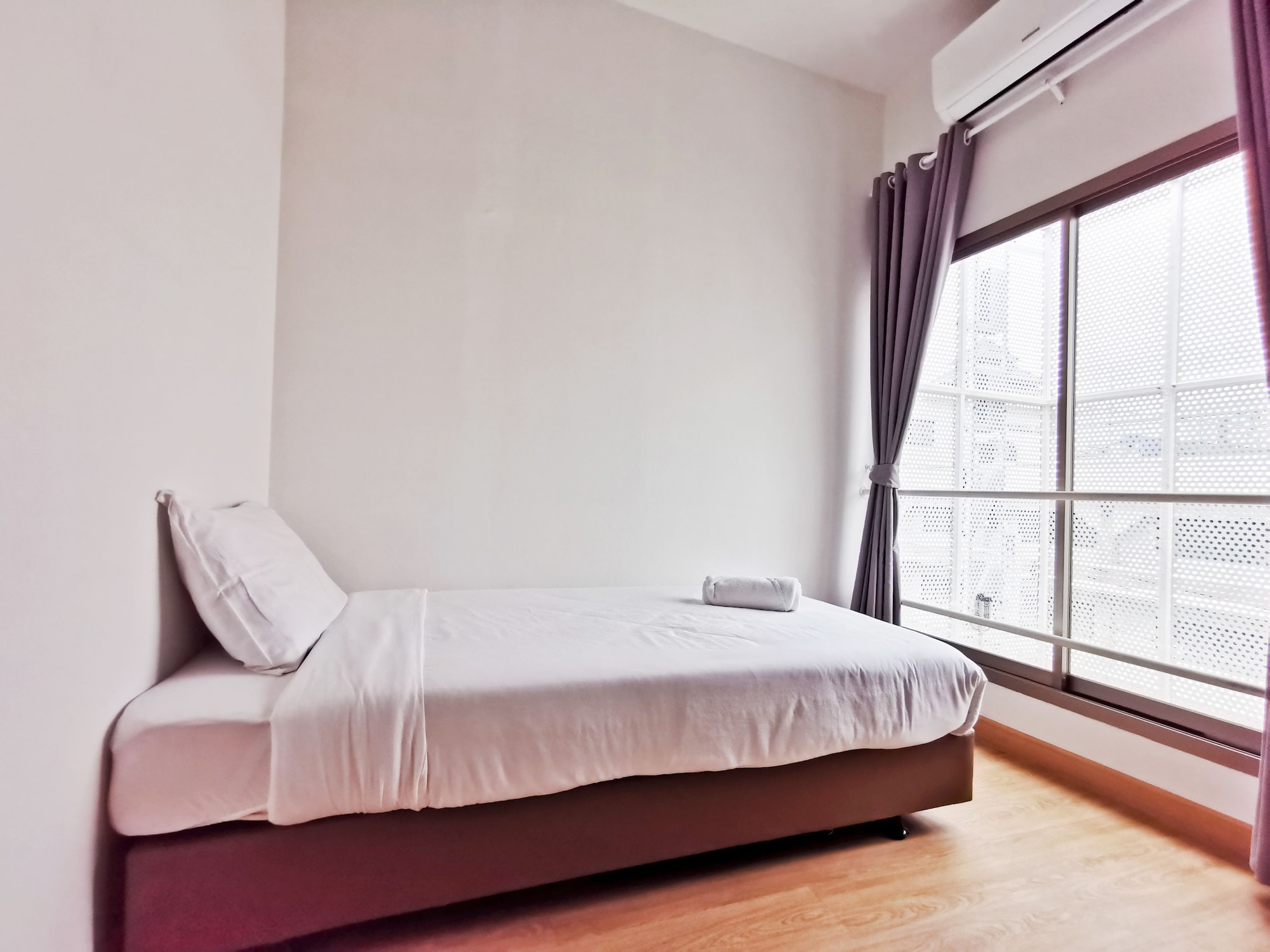 ROOM, SINGLE
