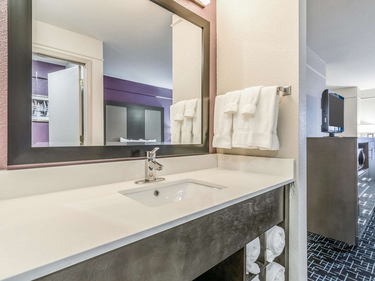 La Quinta Inn and Suites by Wyndham Kansas City Airport 29/34