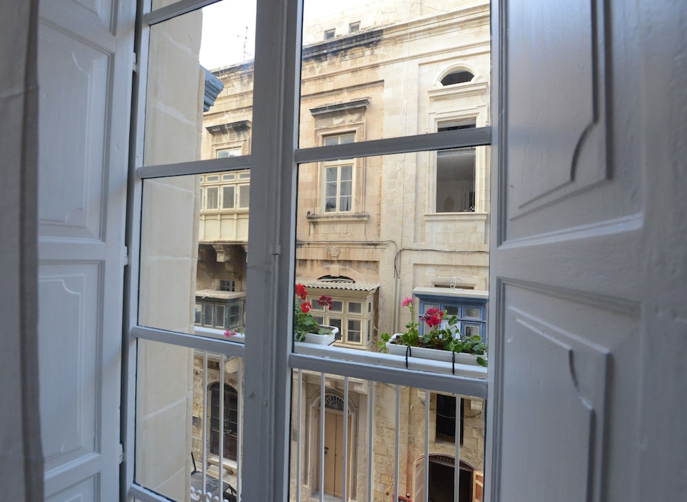 Paulos Valletta 10/50