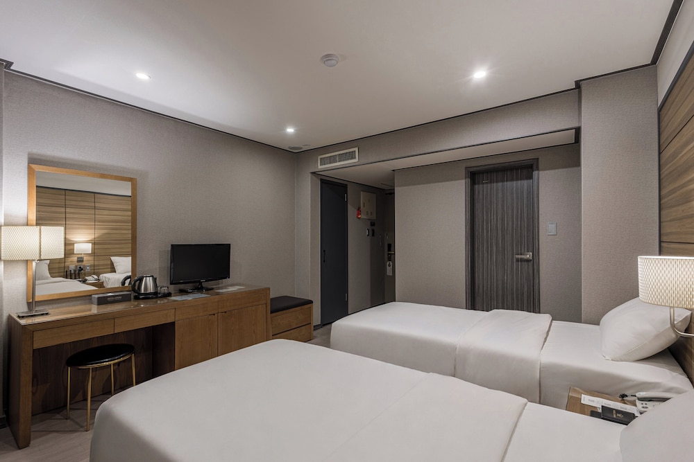 (AIR) Superior Twin, Insadong Crown Hotel 4/10