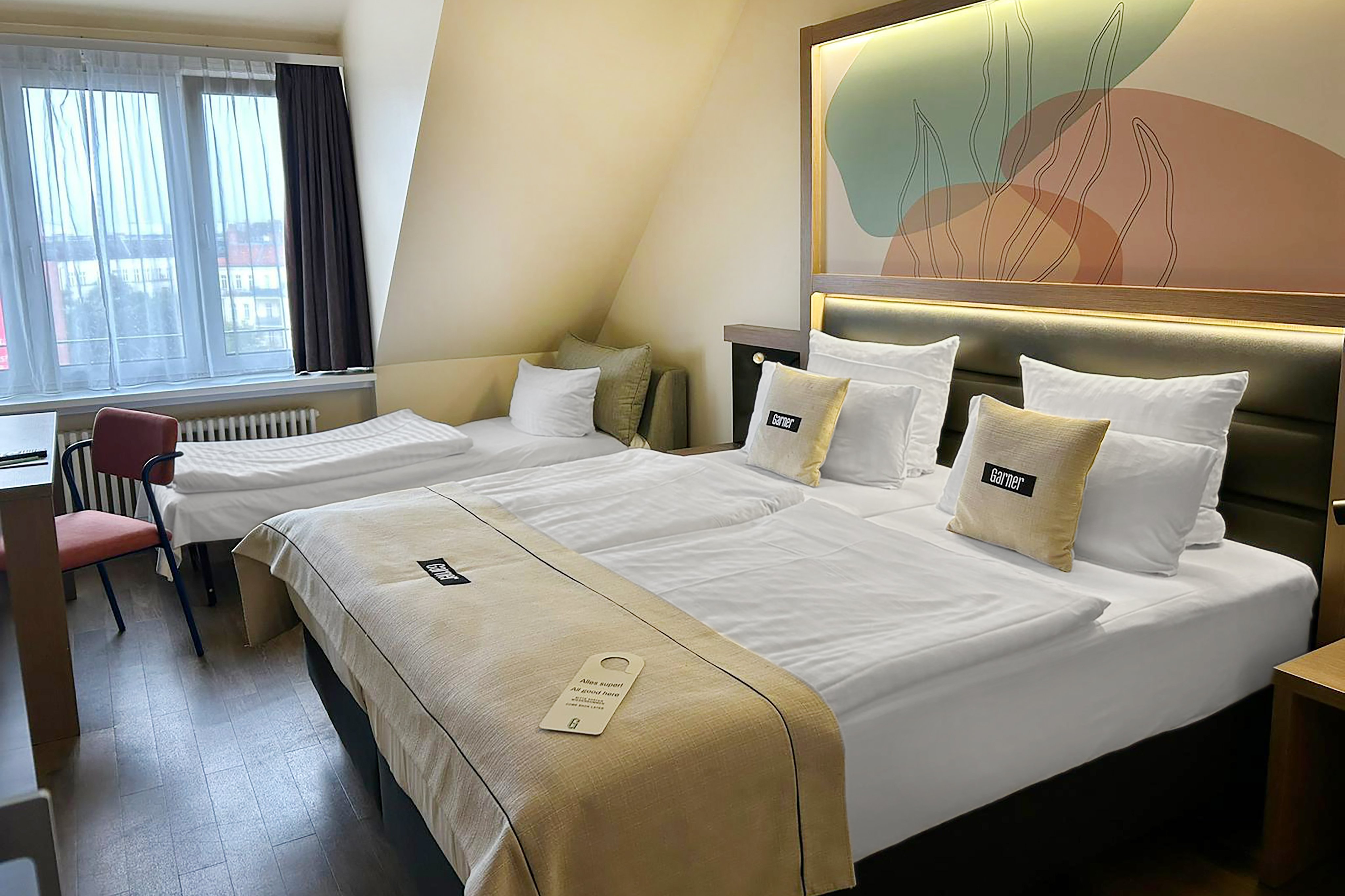 غرفة بريميوم بسريرين منفصلين مع أريكة، Garner Hotel Berlin - Charlottenburgm, an IHG Hotel 6/9