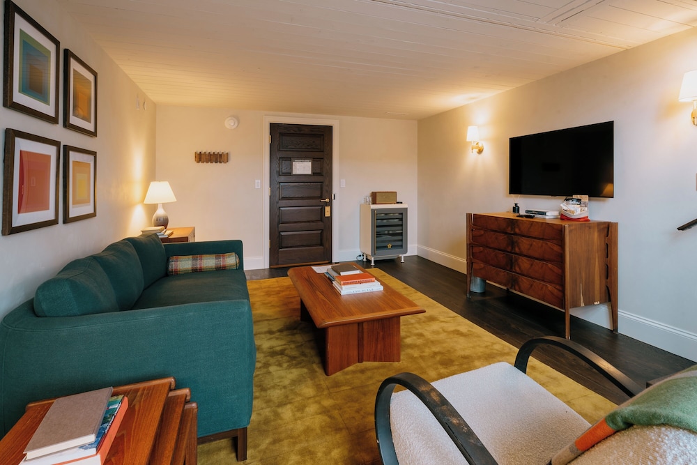 Eleven Revelstoke Lodge 34/58