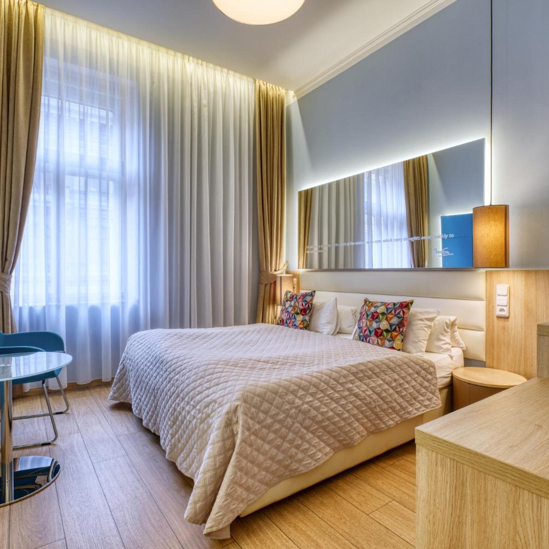 Room, Double or Twin Bed, Garden or Patio View