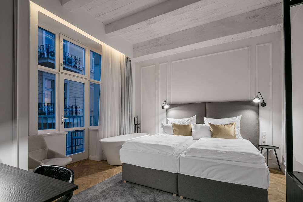 DELUXE, SUITE