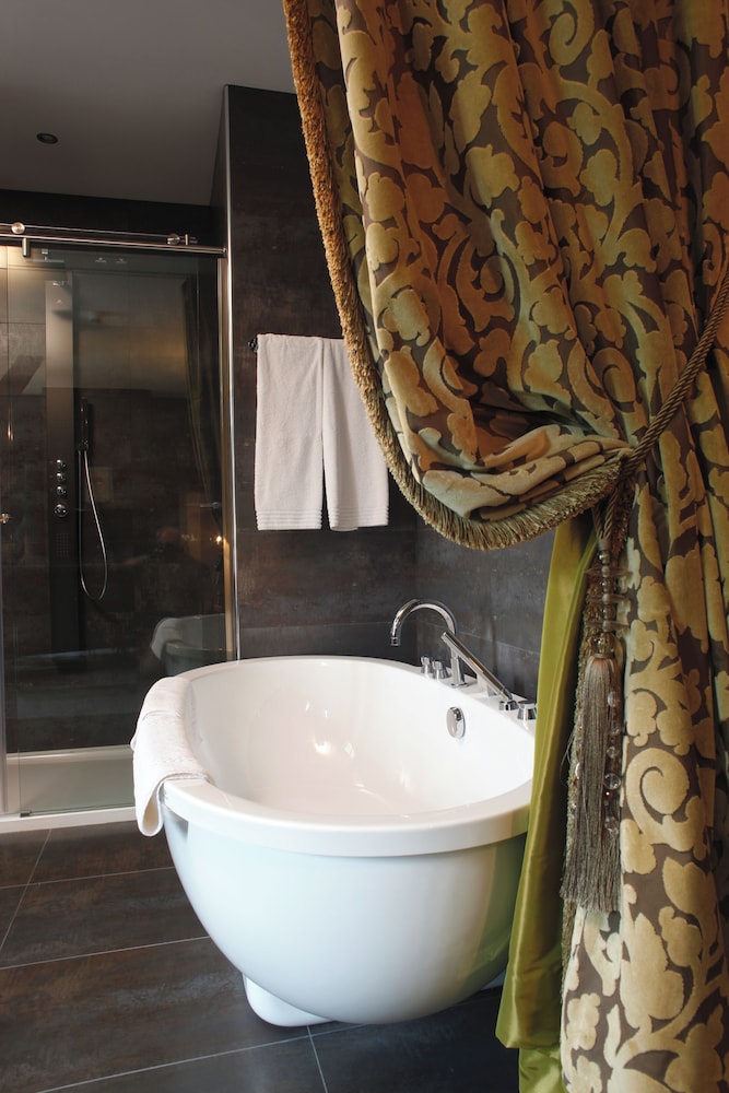 CHATEAU DE FERE HOTEL 50/50
