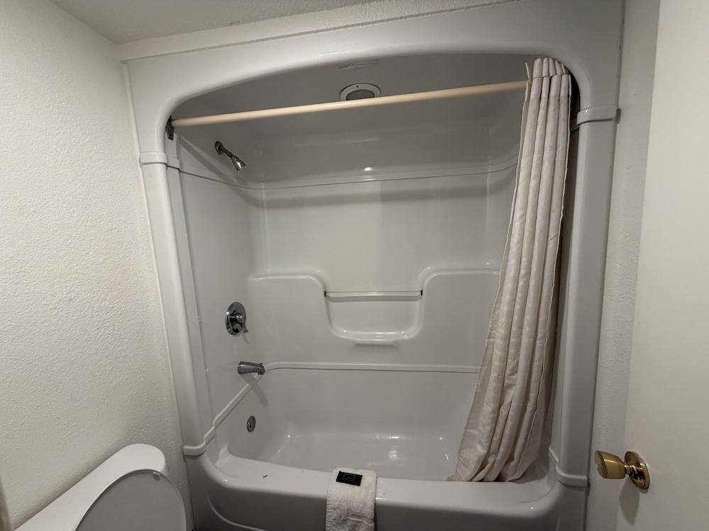 Super 6 Inn & Suites 40/40