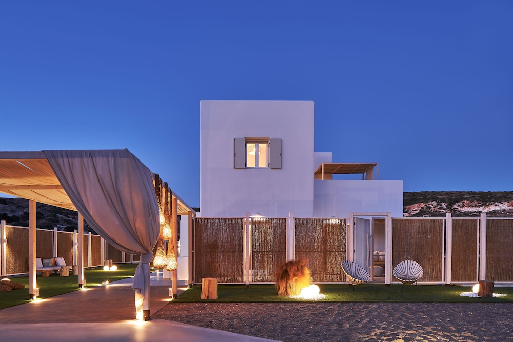 Volcano Luxury Suites Milos 2/50