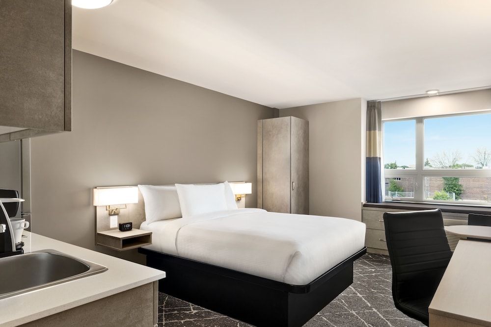 Microtel Inn & Suites Montreal Airport-Dorval QC 34/35