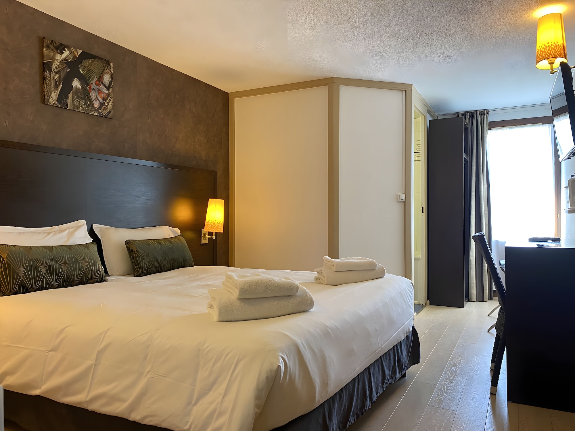 Standard, Queen Bed
