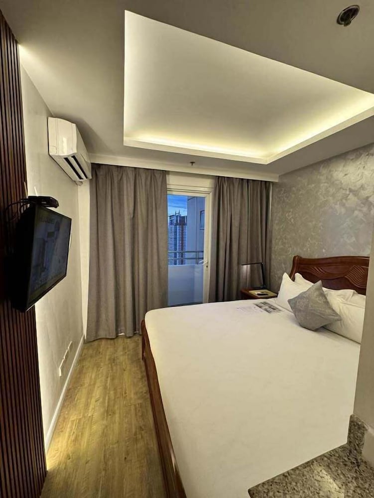 Deluxe, Regency Grand Suites 2/10