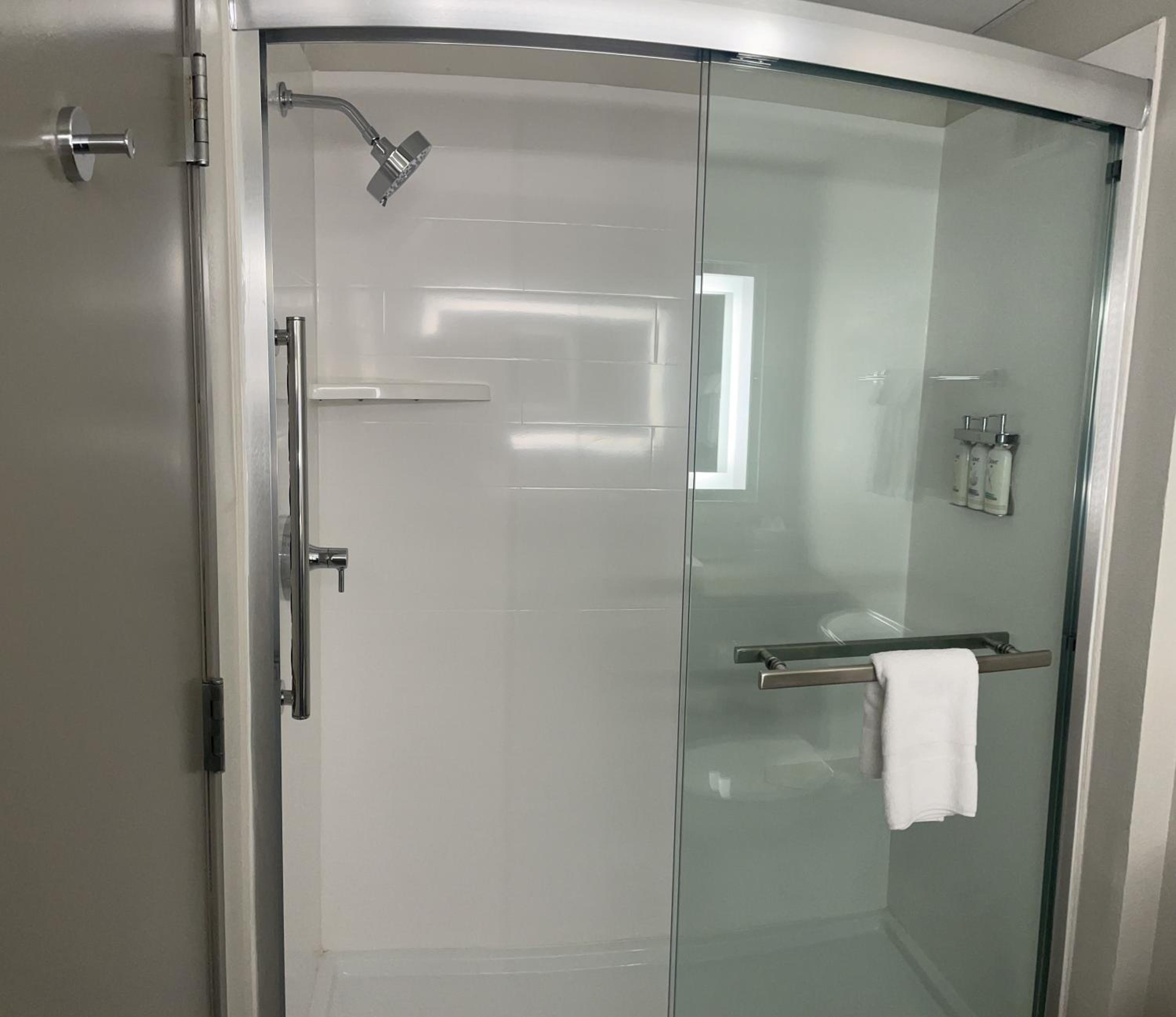 جناح بسرير كينج بغرفة نوم واحدة مع أريكة، Holiday Inn Express & Suites Marquette, an IHG Hotel 3/4