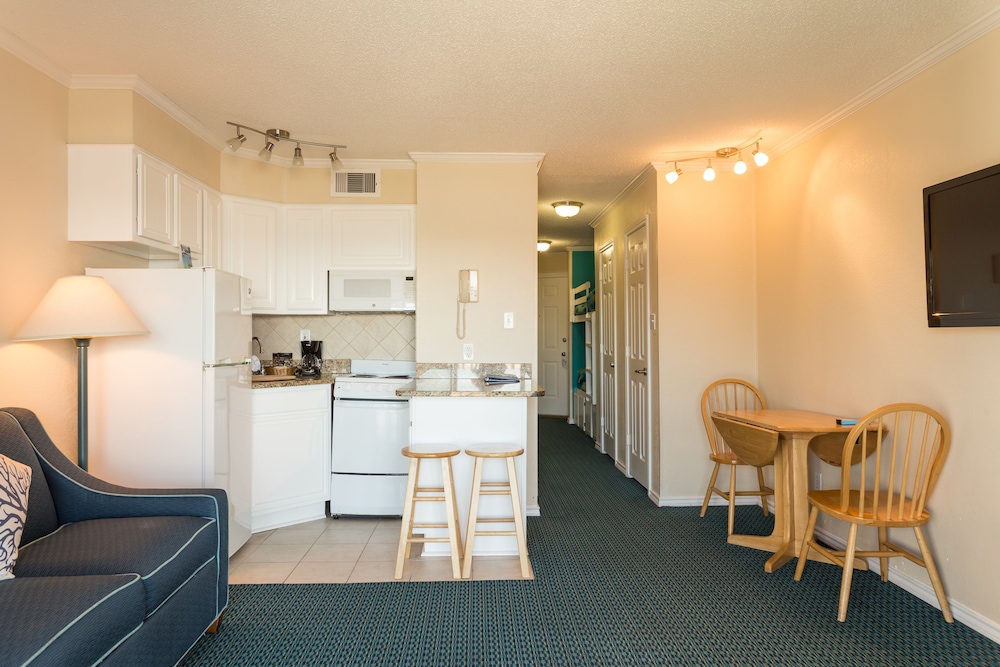 Casa Del Mar Beachfront Suites 76/82