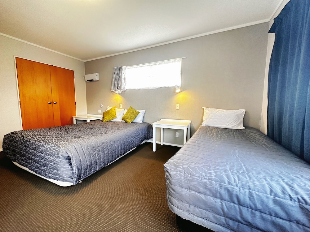 Kingswood Manor Motel 12/38