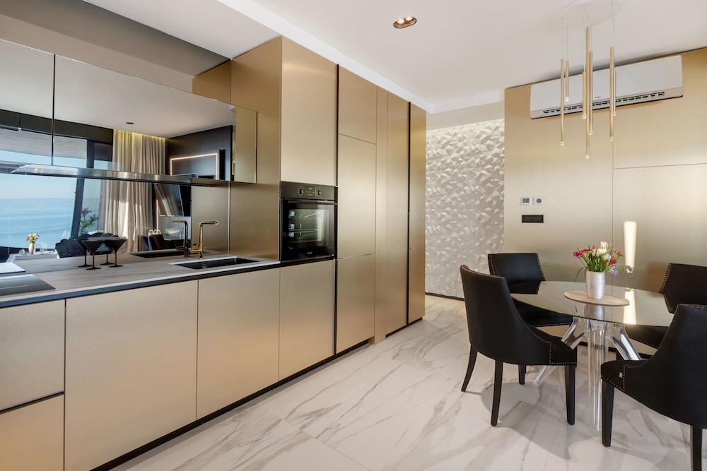 All Suites Hotel Posh 6/65