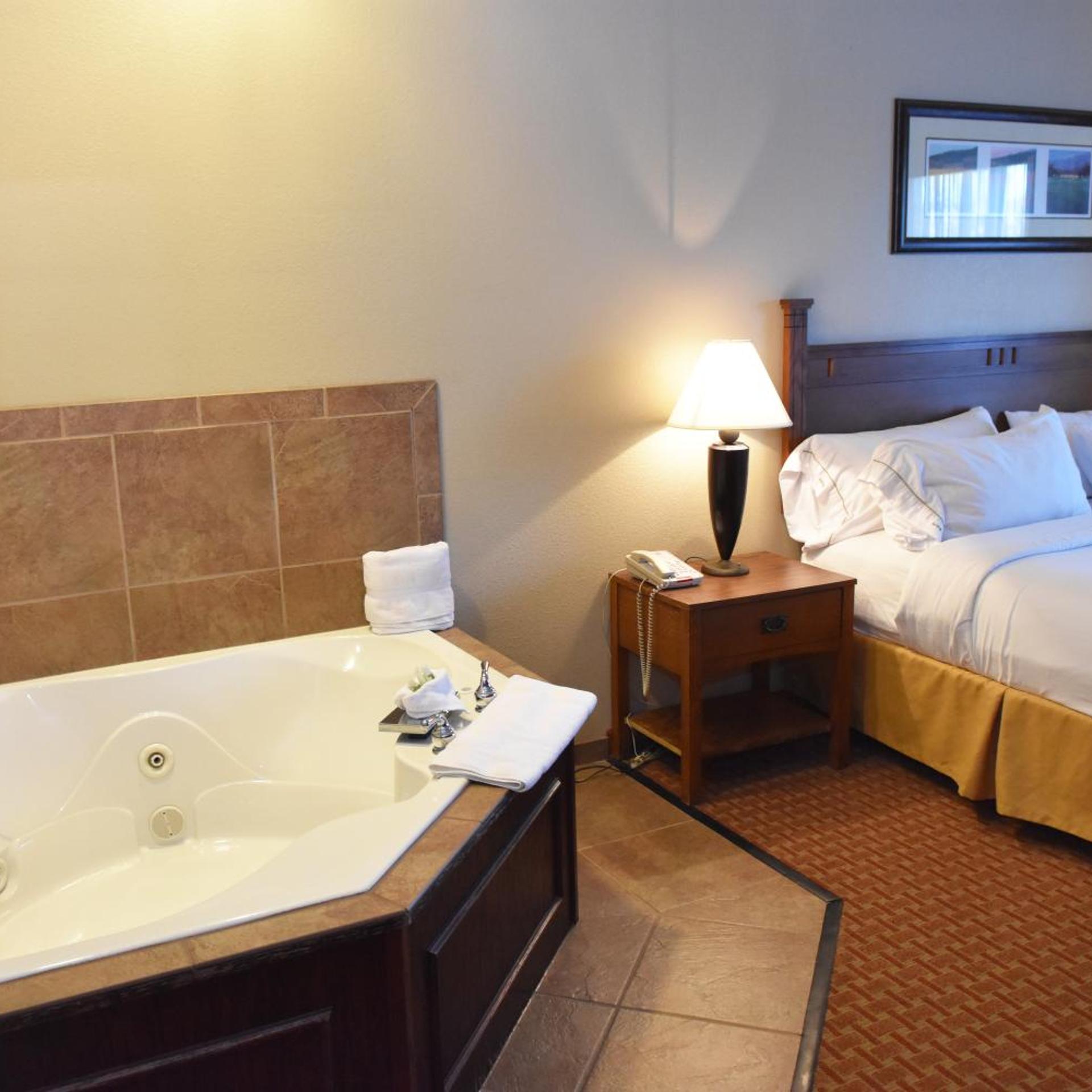 جناح سوبيريور بسرير كينج بغرفة نوم واحدة، Baymont Inn & Suites By Wyndham Sturgis 2/7