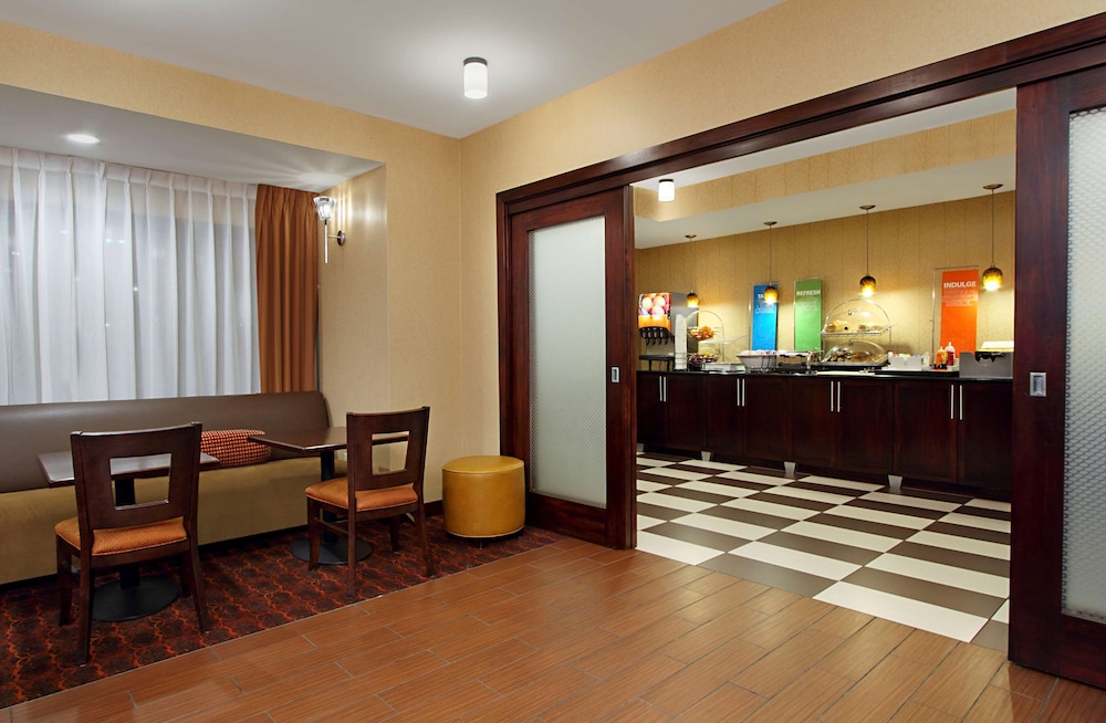 Hampton Inn Columbus-Airport 10/74