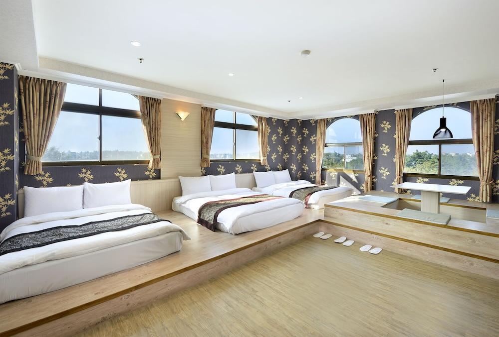 Elite, Suite, Multiple Beds