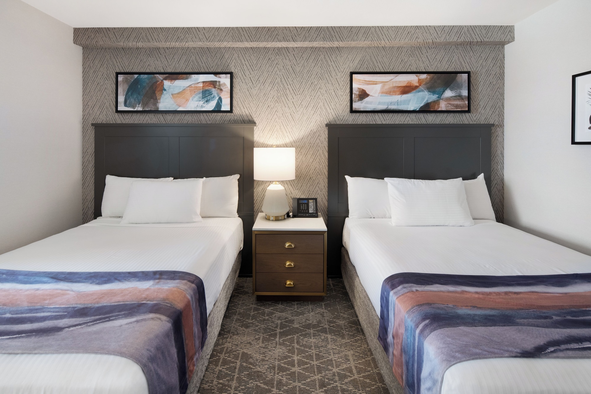 DELUXE, 2 DOUBLE BEDS